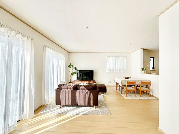 大きな窓からたっぷりの陽光と風を感じられるリビング