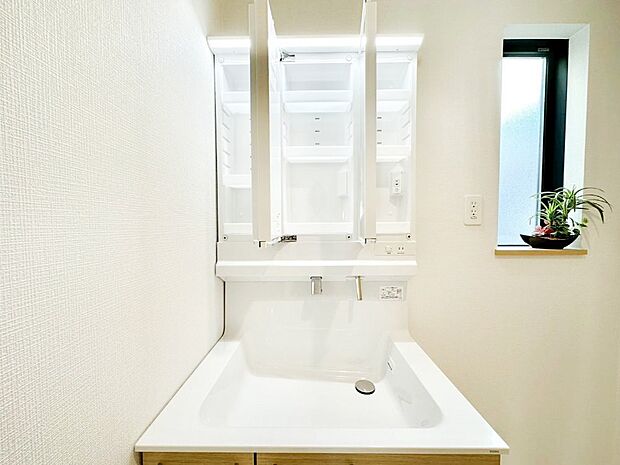 三面鏡の裏に、化粧品や衛生用品などを収納可能。洗面台をすっきりと保ちます!