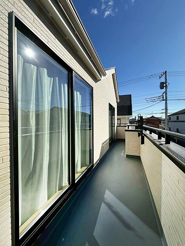 暖かな陽光が降り注ぐバルコニーはお洗濯におすすめ。爽やかな風も心地よいです。