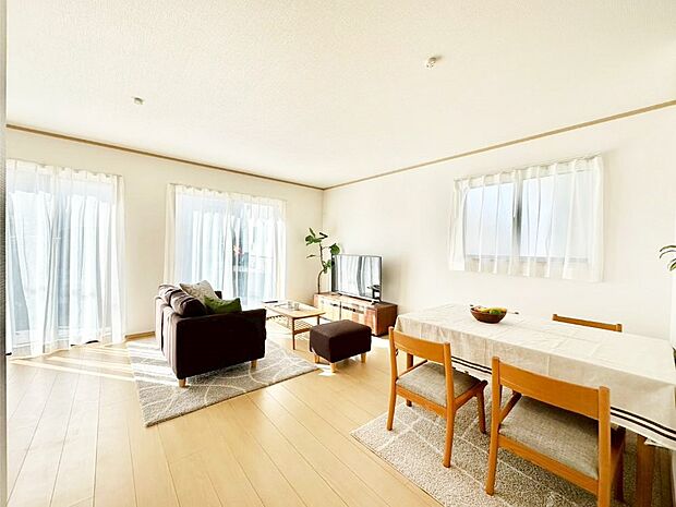 家族の笑顔が自然と生まれてくる、そんな雰囲気のダイニングに仕上がっています