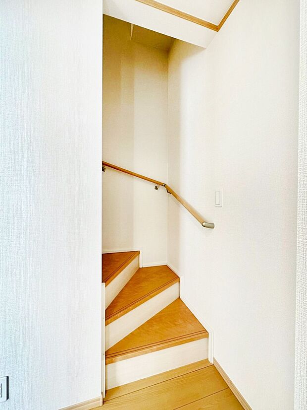 安全性を考慮し階段には手すりを設置しています