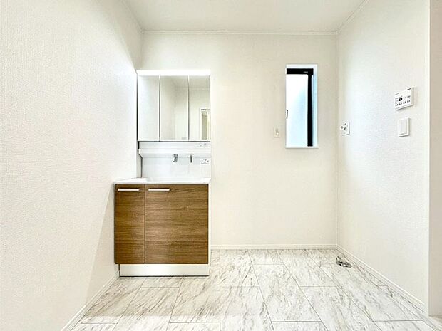 大きく見やすい三面鏡で清潔感ある洗面台は、身だしなみチェックや肌のお手入れにおすすめです。