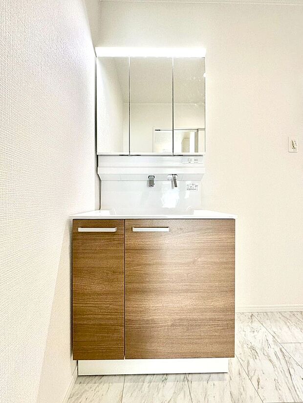 明るい洗面所は毎朝の身支度も楽しくできちゃいそうです。