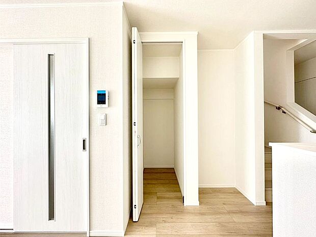 リビング収納。ここに収納があると物が集まるLDKがスッキリ片付きそうですね。  