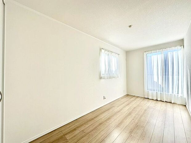 明るいバルコニーサイドに洋室を設置。目覚めの良い寝室に。 