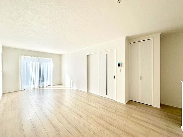 大きな窓からたっぷりの陽光と風を感じられるリビング  