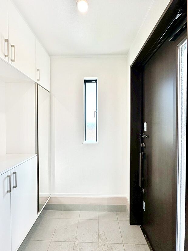 ご家族やお客様を気持ちよくお出迎え！明るい陽光が入り込む玄関。