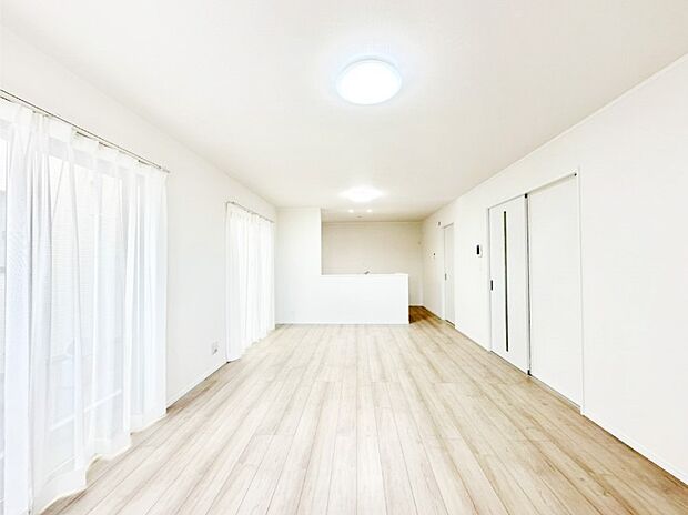 自然光が取り込まれ、家族団らんの場所を明るく演出