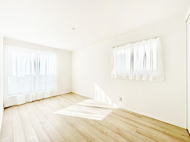 バルコニーが明るさと開放感を演出！朝スッキリと目覚められそうですね。