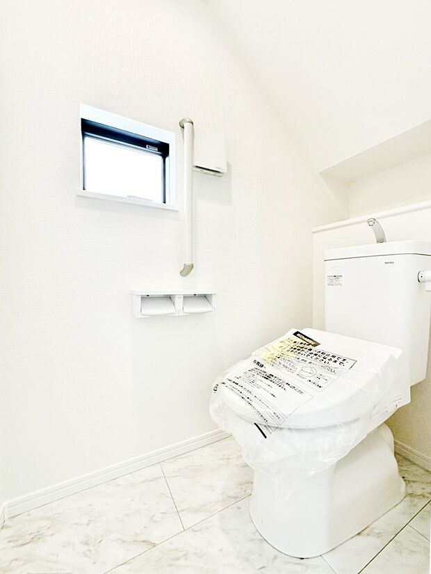 清潔感あるシャワートイレ。小窓から光が注ぎ込みます!