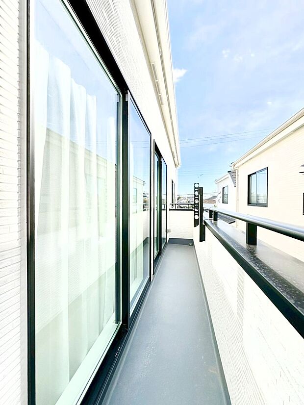 暖かな陽光が降り注ぐバルコニーはお洗濯におすすめ。爽やかな風も心地よいです。 