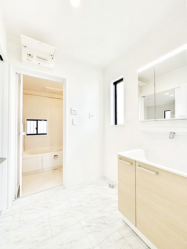 清潔感のある快適空間です。毎日の身支度も気持ち良くお使い頂けます。 