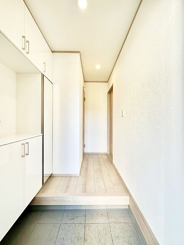 家族の帰宅やお客様をあたたかく迎える玄関  