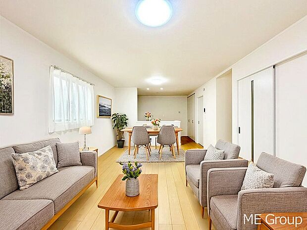 ご家族の賑やかな話し声で包まれる明るいリビング  ※家具はCGです 