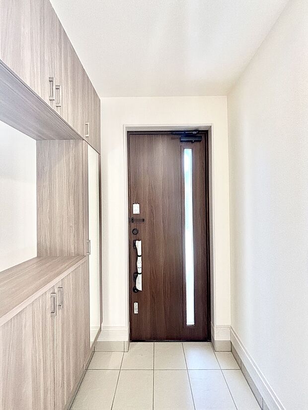 明るい玄関はお客様をお出迎えするのにぴったりです！ 