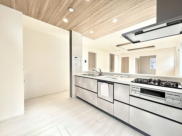 料理をしながらでもご家族との会話を楽しめる対面キッチン