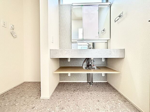 大きく見やすい三面鏡で清潔感ある洗面台は、身だしなみチェックや肌のお手入れにおすすめです。 