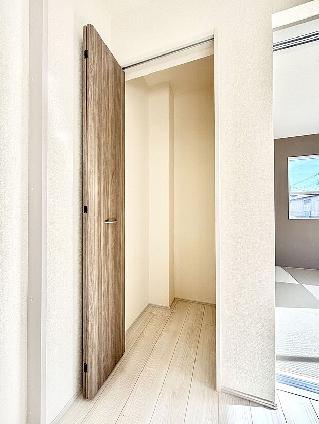 リビング収納。ここに収納があると物が集まるLDKがスッキリ片付きそうですね。