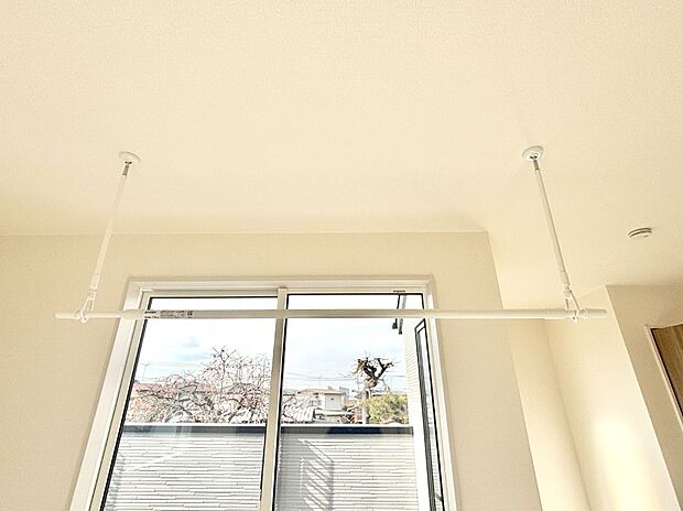 室内物干しポール。梅雨や花粉の時期に大活躍します。