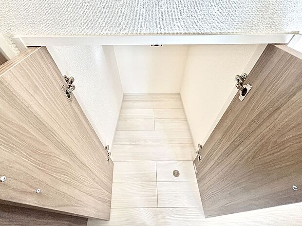 日用品のストックや水などの備蓄に使える階段下収納。