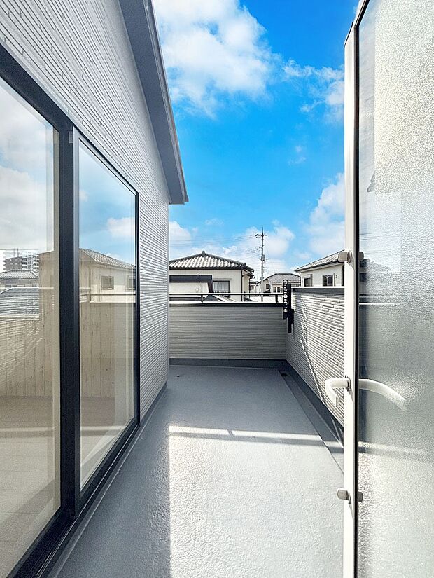 暖かな陽光が降り注ぐバルコニーはお洗濯におすすめ。爽やかな風も心地よいです。