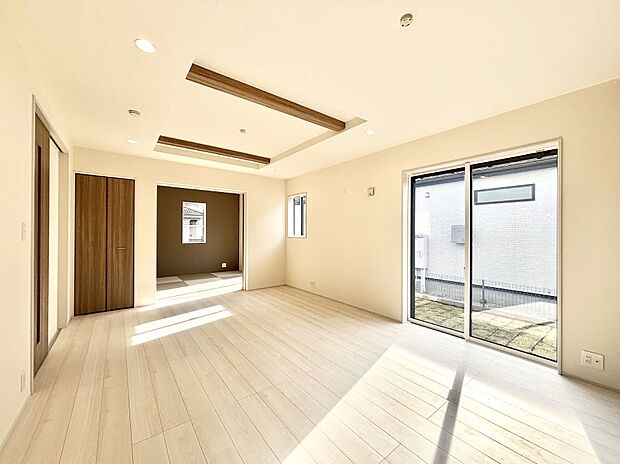 大きな窓からたっぷりの陽光と風を感じられるリビング