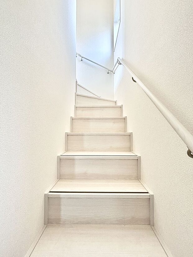 安全性を考慮し階段には手すりを設置しています