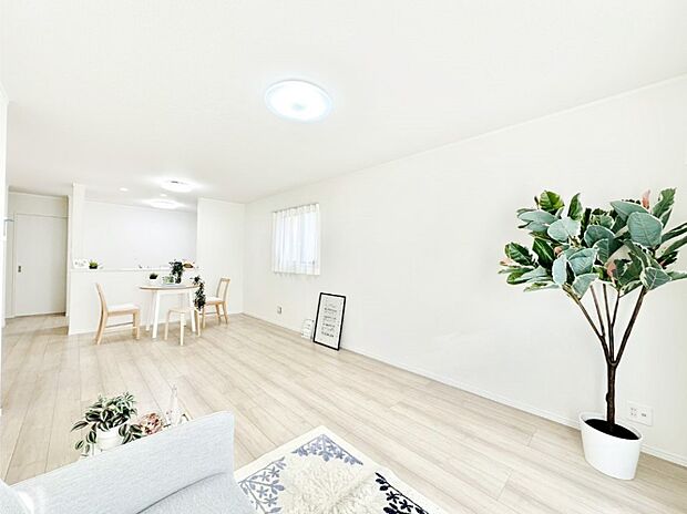 ご家族の賑やかな話し声で包まれる明るいリビング  