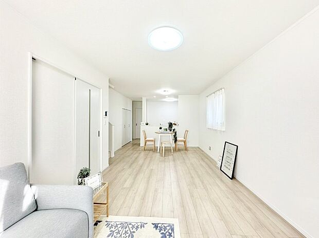 家族の和やかな会話が聞こえてきそう。開放感のあるリビングです。