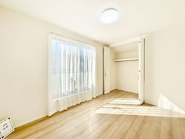 バルコニーが開放感をプラスしてくれる洋室  