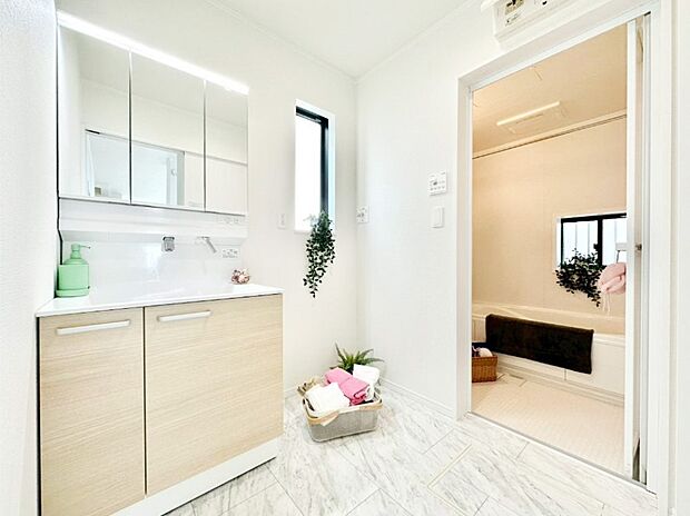 身支度もスムーズにおこなえる脱衣場。  