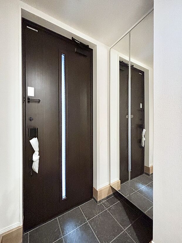 ミラー付きシューズボックスはお出かけ前の身だしなみチェックに便利