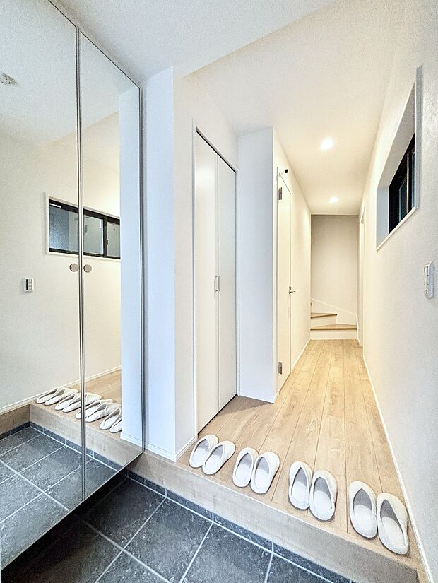 明るい玄関はお客様をお出迎えするのにぴったりです!