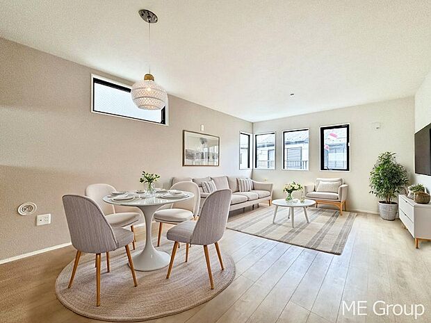 ご家族の賑やかな話し声で包まれる明るいリビング ※家具はCGです