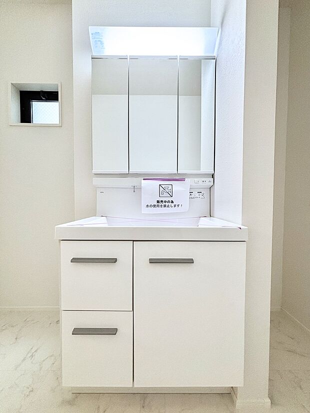 大きく見やすい三面鏡で清潔感ある洗面台は、身だしなみチェックや肌のお手入れにおすすめです。 