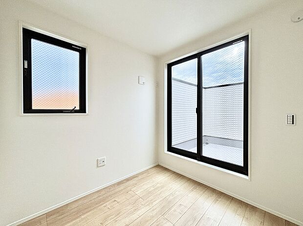 バルコニーが開放感をプラスしてくれる洋室