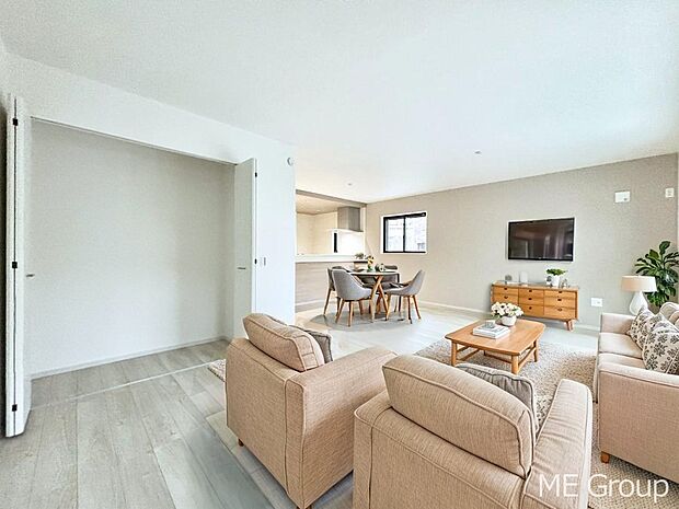 ご家族の賑やかな話し声で包まれる明るいリビング  ※家具はCGです