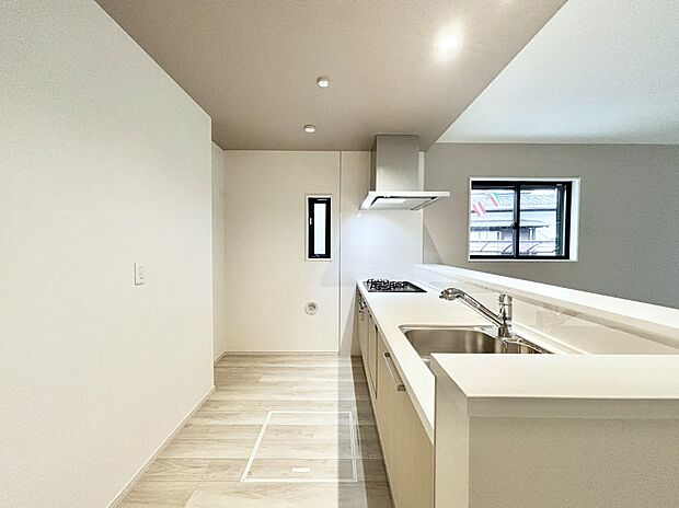 爽やかな風が通り抜けるキッチン。窓があるので明るく換気にも役立ちます。