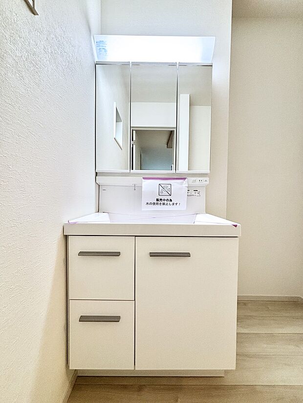 大きく見やすい三面鏡で清潔感ある洗面台は、身だしなみチェックや肌のお手入れにおすすめです。 