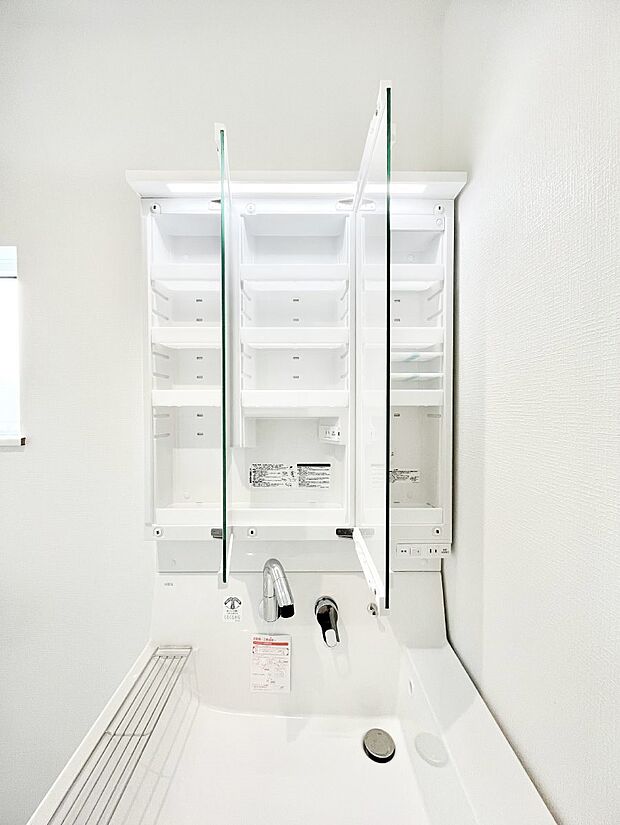 三面鏡の裏に、化粧品や衛生用品などを収納可能。洗面台をすっきりと保ちます！  