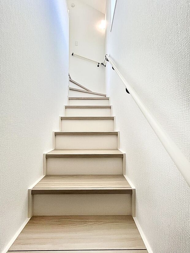 安全性を考慮し階段には手すりを設置しています