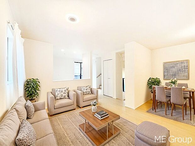 家族の和やかな会話が聞こえてきそう。開放感のあるリビングです。※家具はCGです  