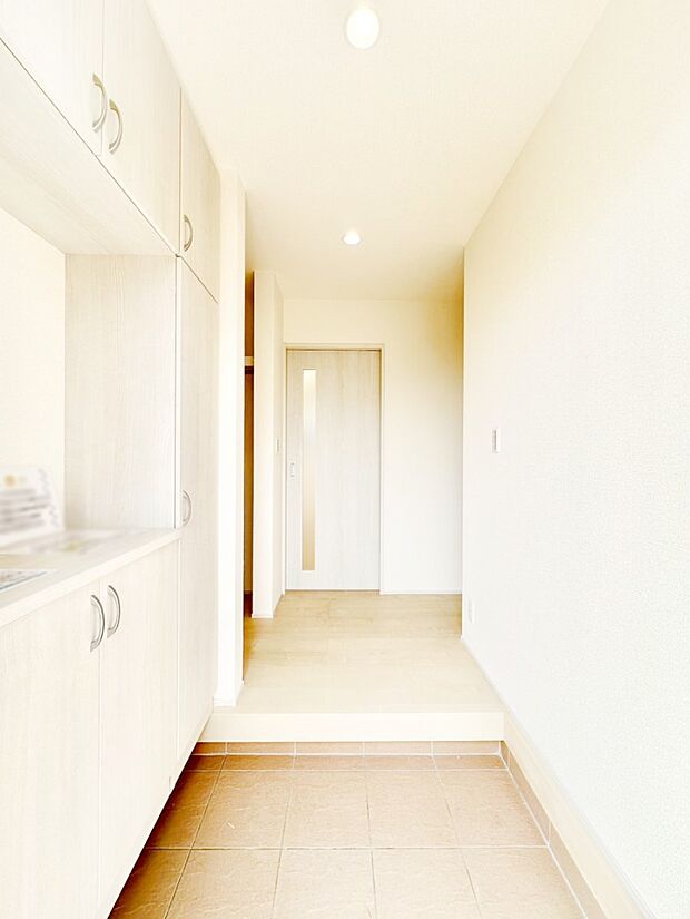 ご家族やお客様を気持ちよくお出迎えできる穏やかな雰囲気の玄関です。