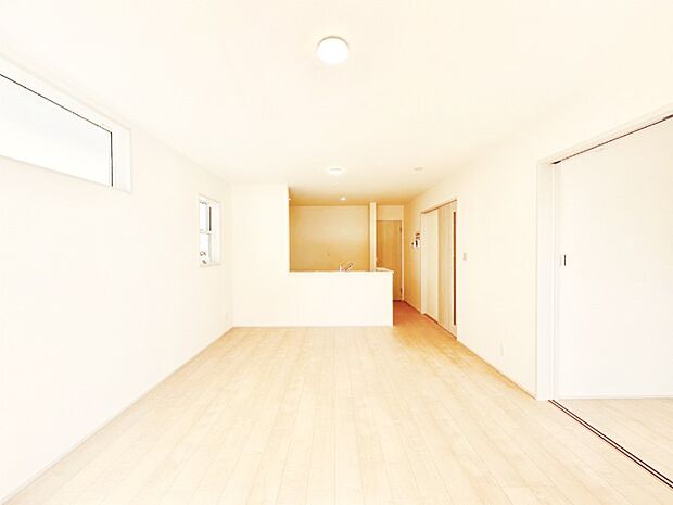 穏やかな陽だまりに包まれる、居心地の良いリビングで家族団らん！