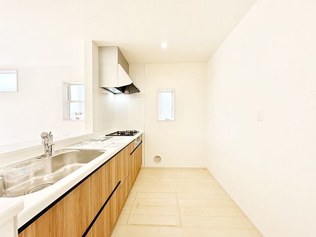 ゆとりあるキッチンスペースでお料理や食後の後片付けもスムーズに！  