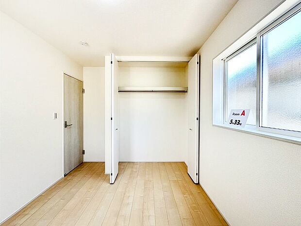 お子さまのお部屋としても！衣類の整理整頓に便利なクローゼット付きの洋室。