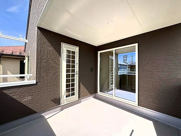 暖かな陽光が降り注ぐバルコニーはお洗濯におすすめ。爽やかな風も心地よいです。 