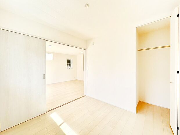 リビングに隣接した洋室。引き戸を開放するとリビングと繋がる憩いの空間に変身！