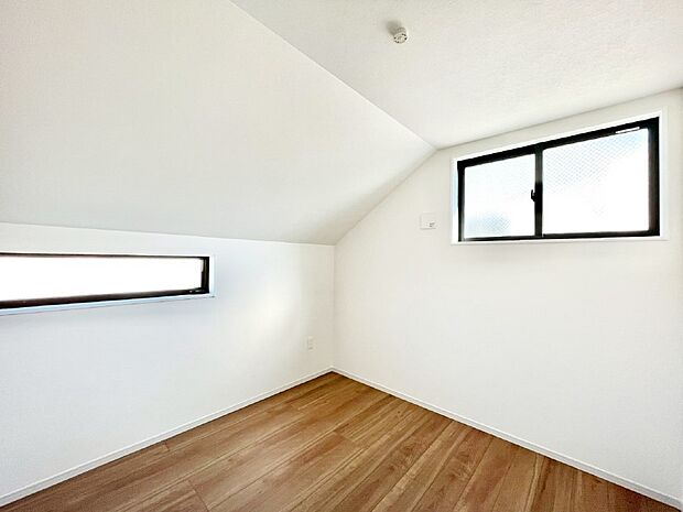 窓からのやさしい光が心地よいプライベートルーム