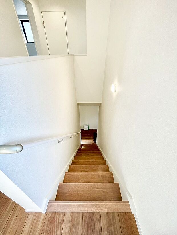 安全性を考慮し階段には手すりを設置しています